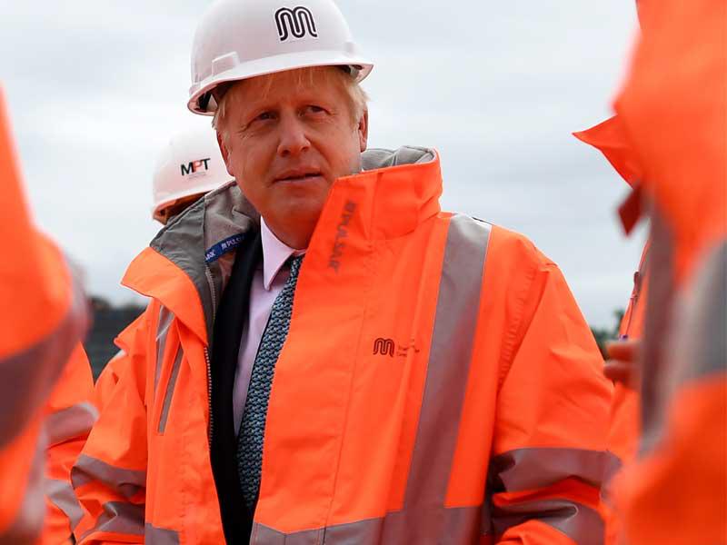 جونسون خلال جولة ميدانية في مانشستر أمس (أ ف ب)