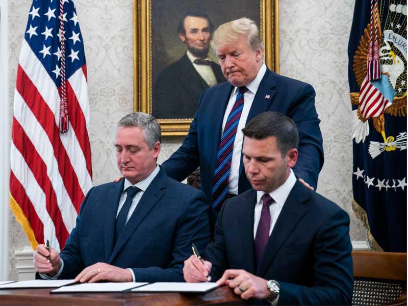 ترامب متوسطاً ديغنهارت وماكالينان أمس الأول (اي بي ايه)