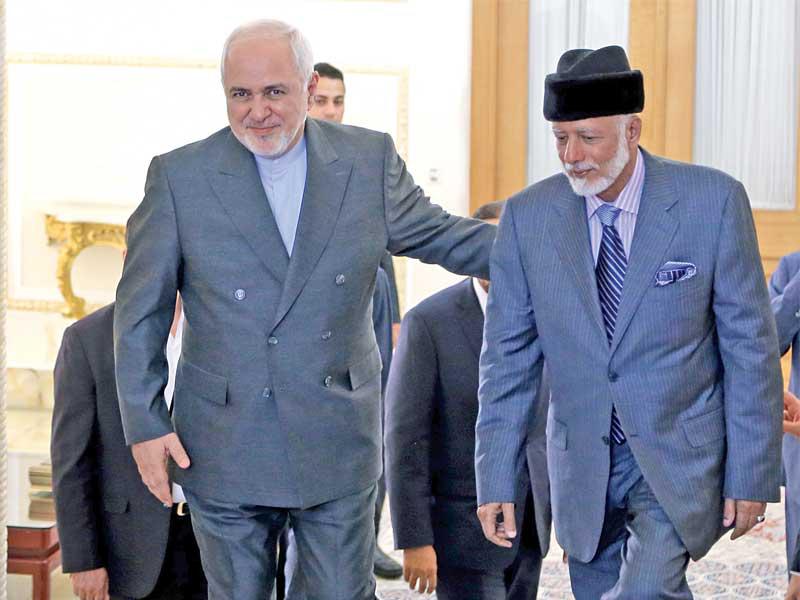 ظريف مستقبلاً بن علوي في طهران أمس (أ ف ب)n