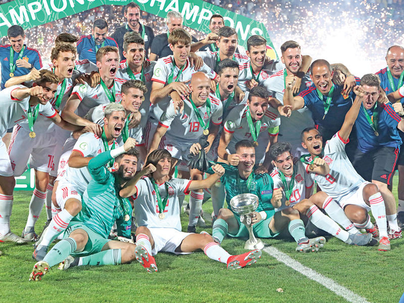 تتويج المنتخب الإسباني