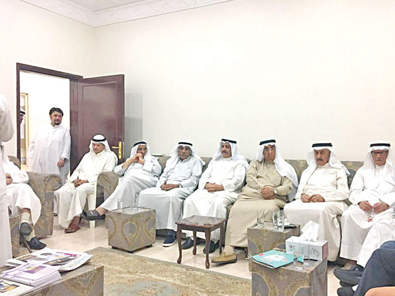 د. خليفة الوقيان و د. سليمان الشطي ود. عادل عبدالمغني بين الحضور 