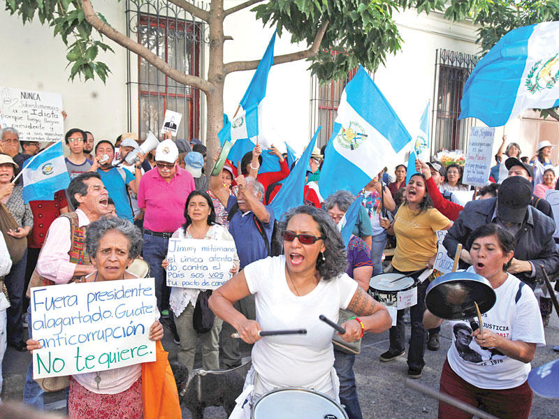 مجموعة من الأشخاص يتظاهرون في مدينة غواتيمالا أمس الأول احتجاجاً على قرارات ترامب المتعلقة بقانون الهجرة الجديدt(رويترز)