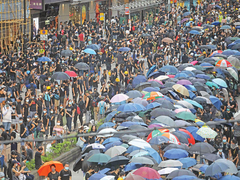  متظاهرون يشاركون في مسيرة ضخمة بهونغ كونغ أمسt(أ ف ب)