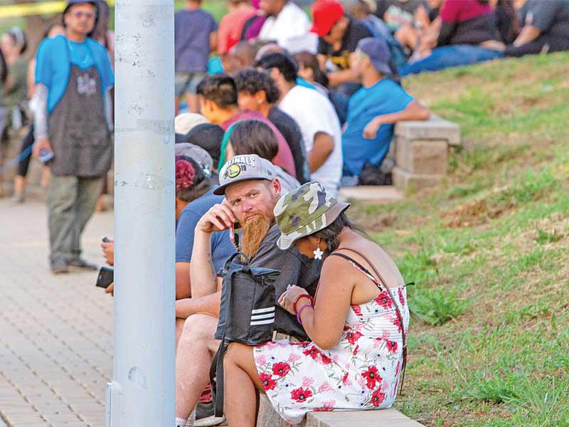 مجموعة من السكان قرب موقع إطلاق الرصاص في كاليفورنيا أمس  الأول                (رويترز)