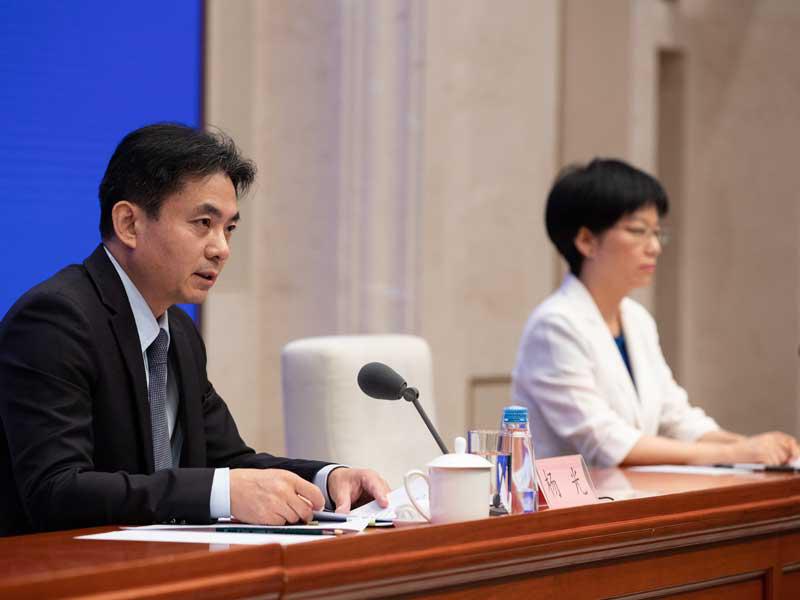 يعقد المتحدثان الرسميان باسم مكتب شئون هونج كونج وماكاو بمجلس الدولة ، يانغ غوانغ  وشو لويينغ مؤتمرا صحفيا في بكين ، الصين