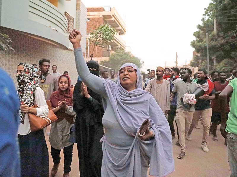 سودانيون يتظاهرون في الخرطوم أمس الأول (اي بي ايه)