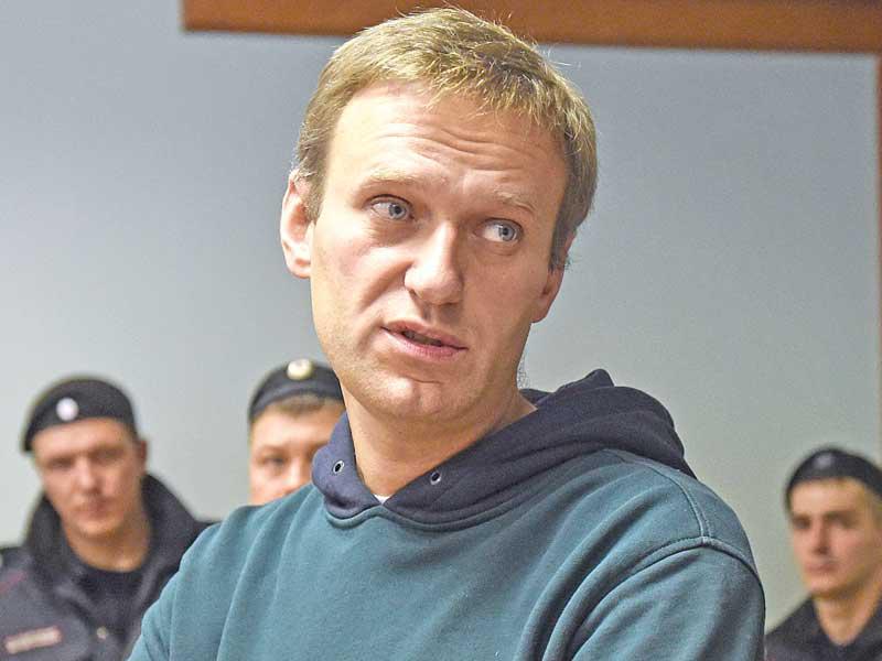 أليكسي نافالني خلال مثوله أمام محكمة روسية في أكتوبر الماضي (أ ف ب)