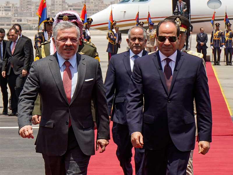 الرئيس المصري عبدالفتاح السيسي مستقبلاً العاهل الأردني الملك عبدالله الثاني، في مطار القاهرة الدولي