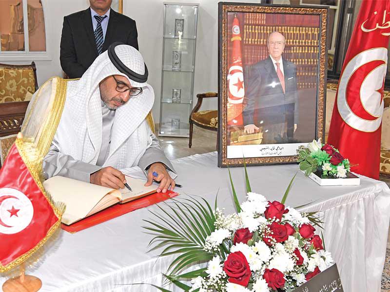 العبدالله يدون كلمة في سجل التعازي