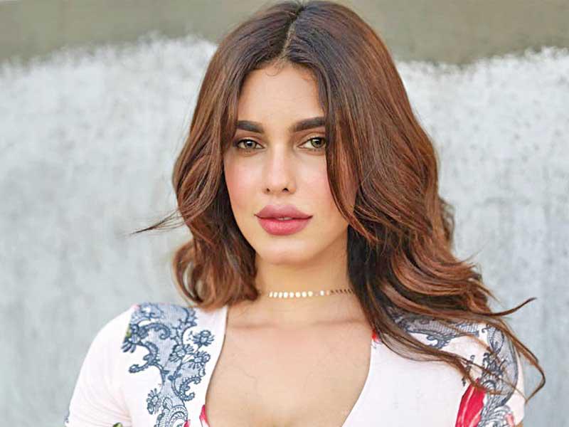 الفنانة ​الهند​ية ​جيزيل ثاكرال