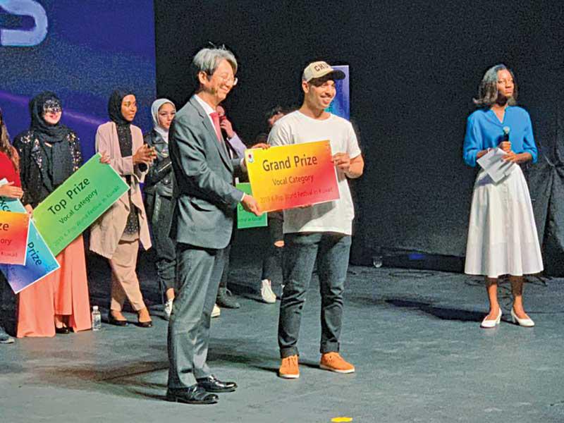 السفير الكوري يكرم الفائز بالمركز الأول