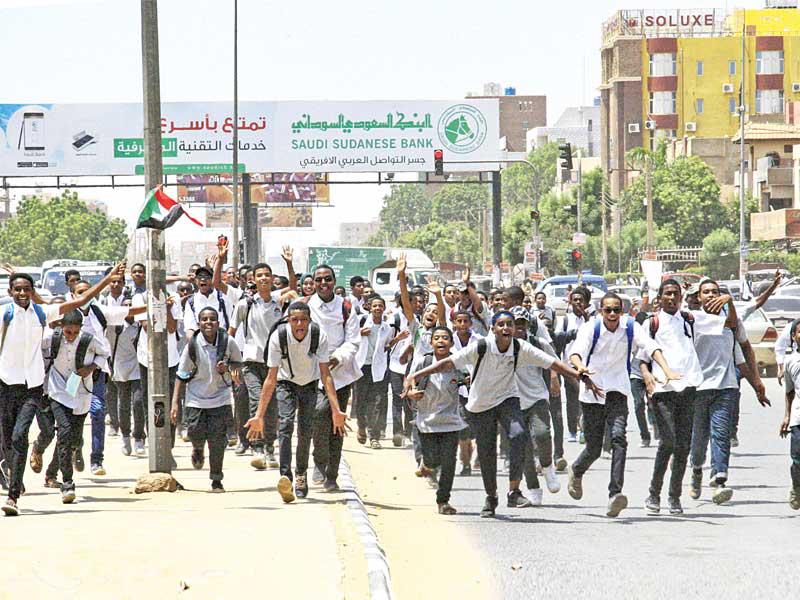 طلاب سودانيون يتظاهرون في الخرطوم أمس   (أ ف ب)