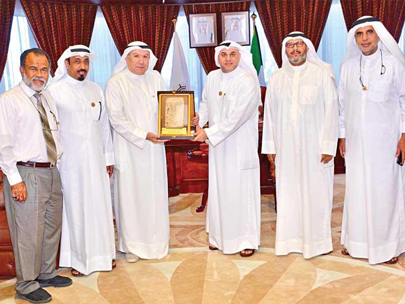 محافظ مبارك الكبير يتلقى درعا تكريمية من فريق «إكسبو»