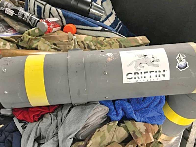 قاذفة الصواريخ المضبوطة بحوزة العسكري