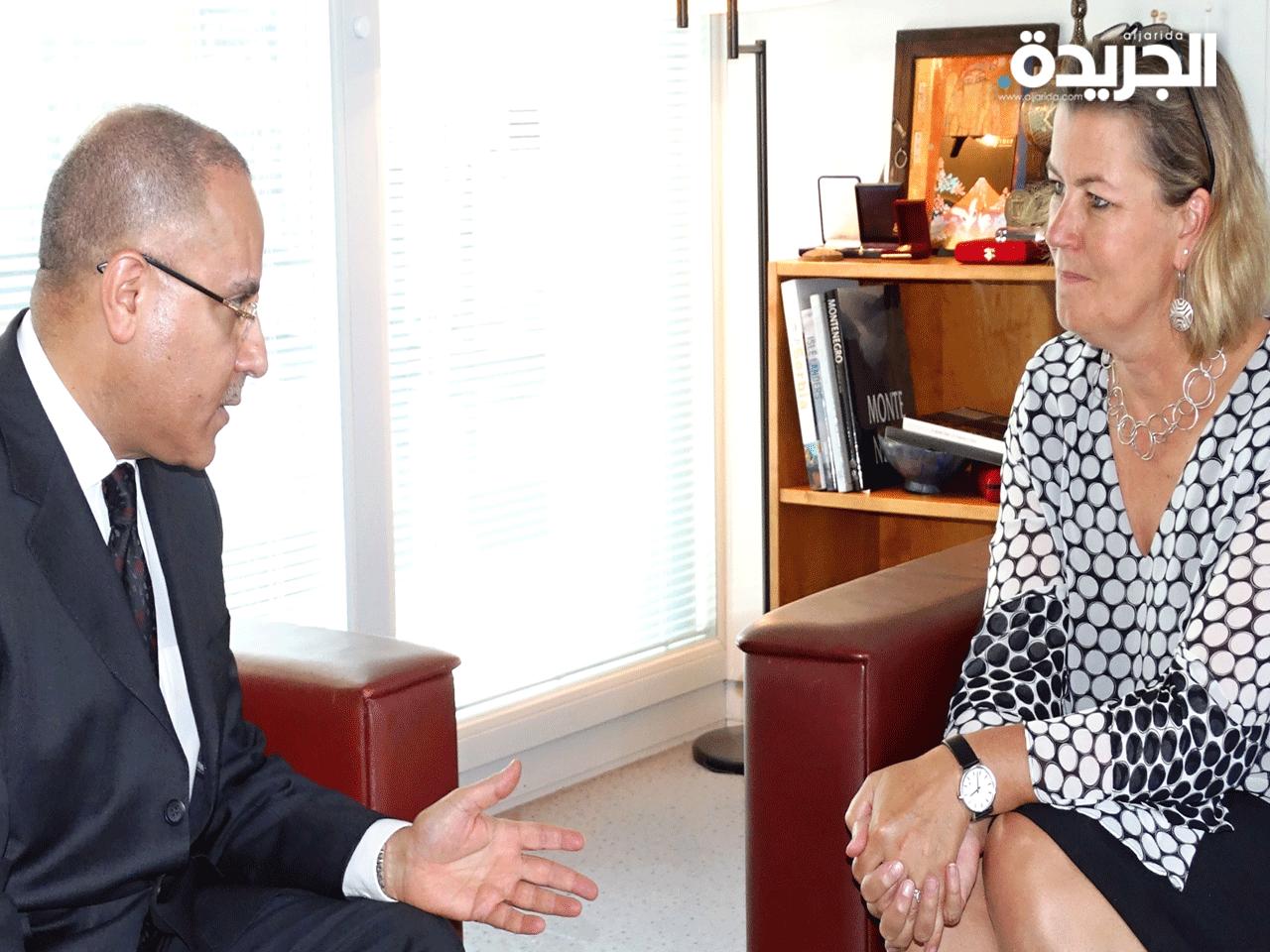  كيلي كليمون أثناء اجتماعها مع السفير جمال الغنيم