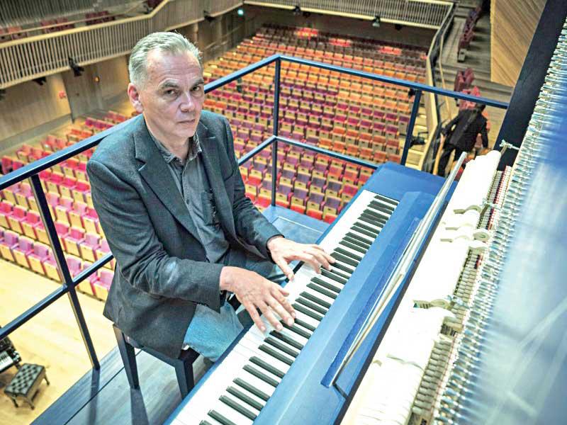 البيانو العمودي العملاق