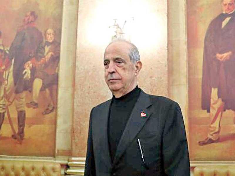  رجل الأعمال البرتغالي جوزيه بيراردو وخلفه إحدى اللوحات 