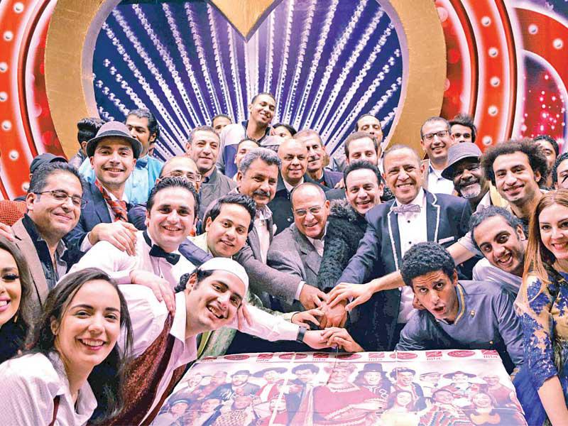 الممثل أشرف عبدالباقي مع نجوم «مسرح مصر»