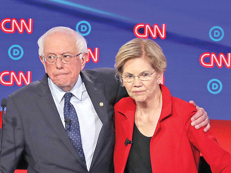 وارين وساندرز خلال المناظرة الديمقراطية في ميتشيغانt (أ ف ب)