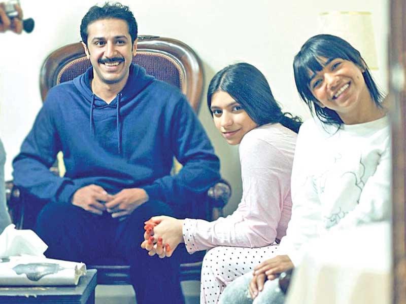 الفنان حمد العماني في مشهد من «أمنيات بعيدة»