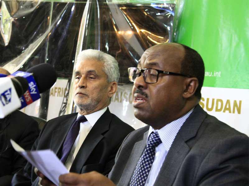 وسيط الاتحاد الأفريقي محمد الحسن ليبات  والوسيط الإثيوبي محمود درير يعقد مؤتمرا صحفيا في مقر الاتحاد الأفريقي في الخرطوم