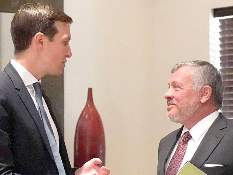 العاهل الأردني مستقبلاً كوشنر في عمان أمس (أ ف ب)