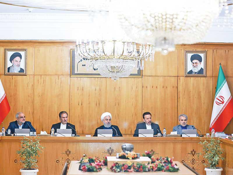 روحاني مترئساً اجتماع الحكومة في طهران أمس (إرنا)n