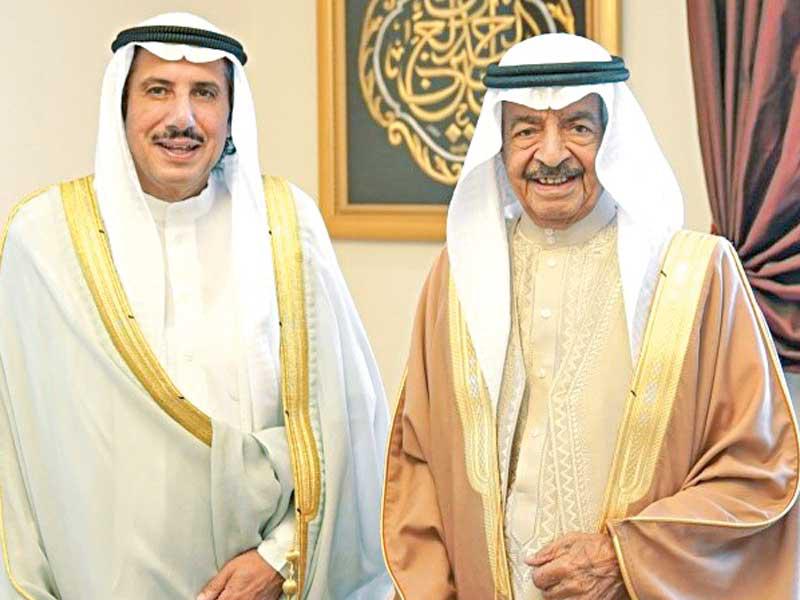 خليفة بن سلمان مستقبلاً عزام الصباح أمس