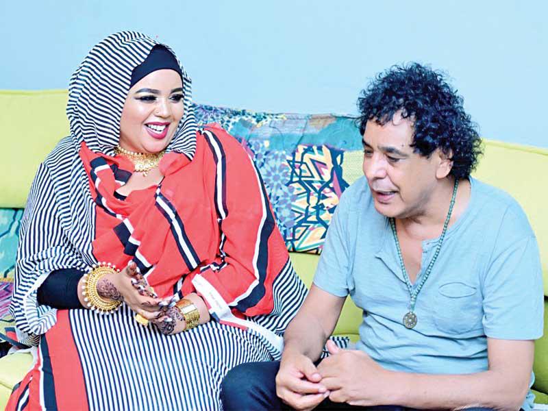 المطربة السودانية ندى القلعة والفنان محمد منير