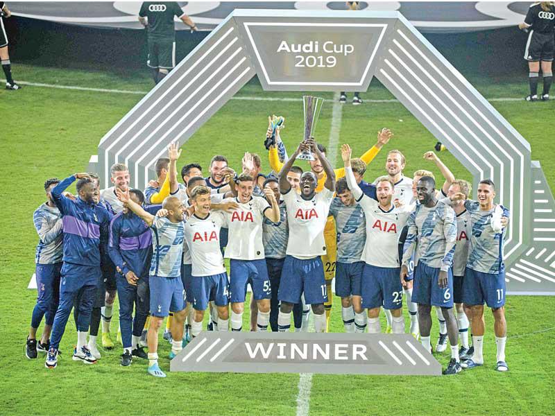 فرحة لاعبي توتنهام بالتتويج