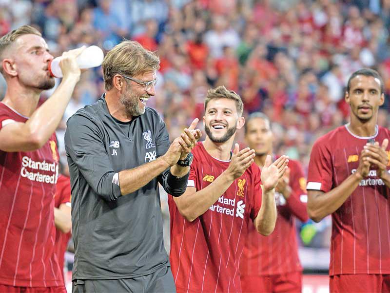 كلوب ولاعبيه يحتفلون بالفوز