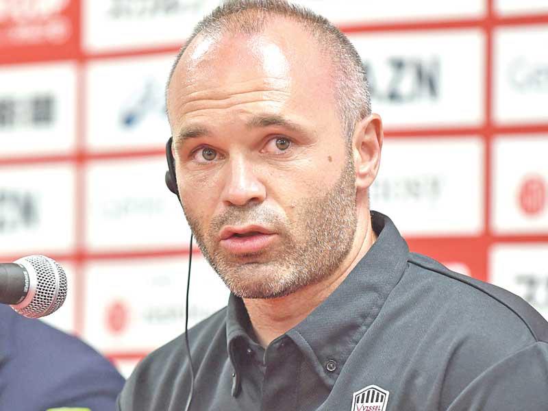 لاعب الوسط الإسباني أندريس إنييستا