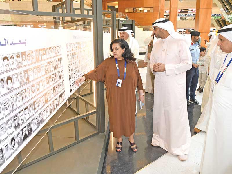 العبدالله وفاطمة الأمير خلال تدشين الجدارية في مجمع 360