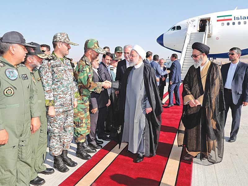 روحاني لدى وصوله إلى تبريز في مستهل جولة بشمال غرب إيران أمس (إرنا)