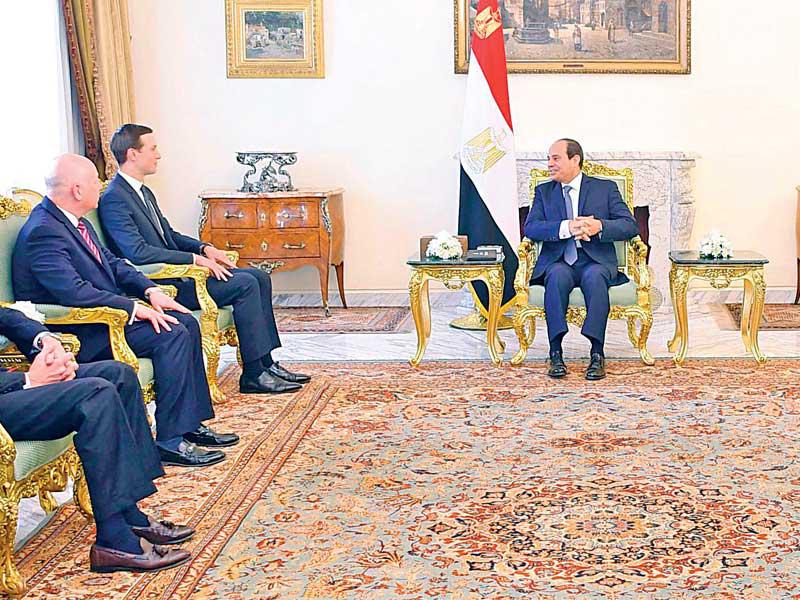 السيسي مستقبلاً كوشنير في القاهرة أمس (أ ف ب) 