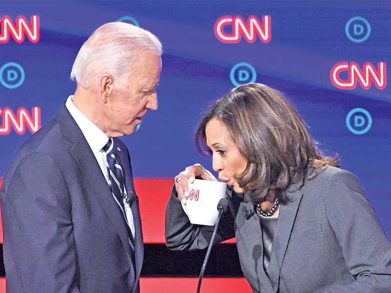 هاريس وبايدن في استراحة خلال المناظرة الثانية أمس الأول            (أ ف ب)