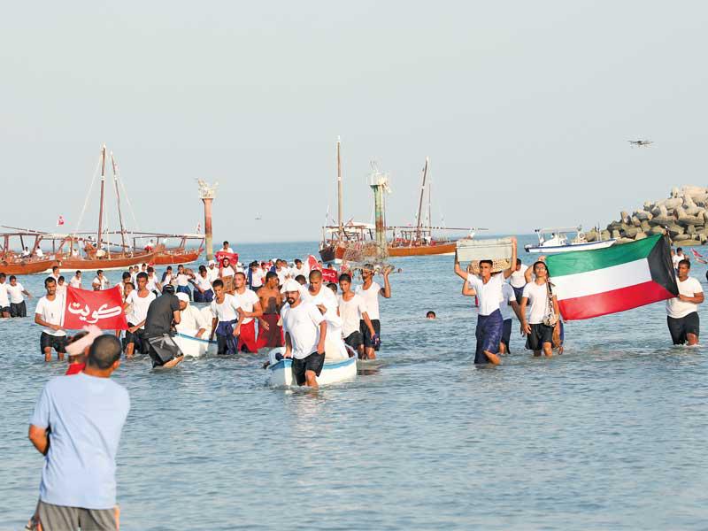 عودة الشباب من رحلة الغوص... وفي الاطار حصيلة اللؤلؤ (تصوير جورج ريجي)