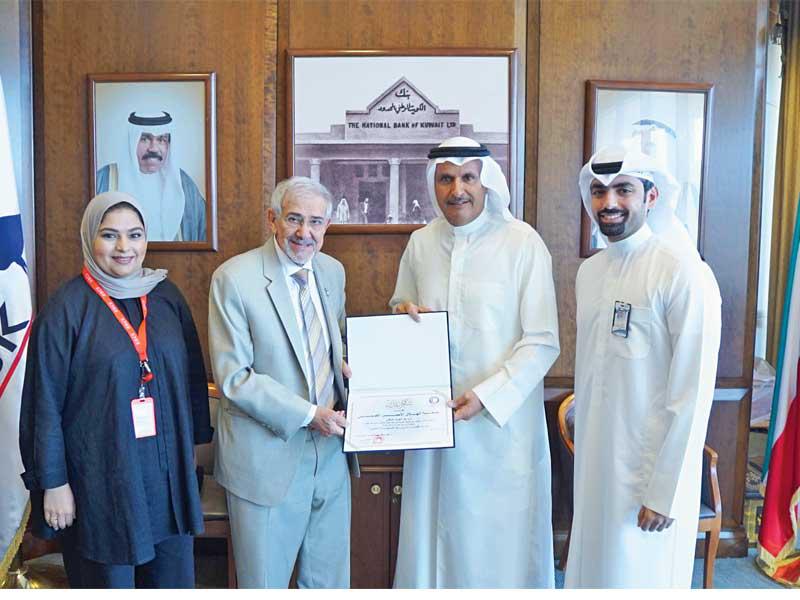 الصقر يقدم رعاية «الوطني» لجمعية الهلال الأحمر
