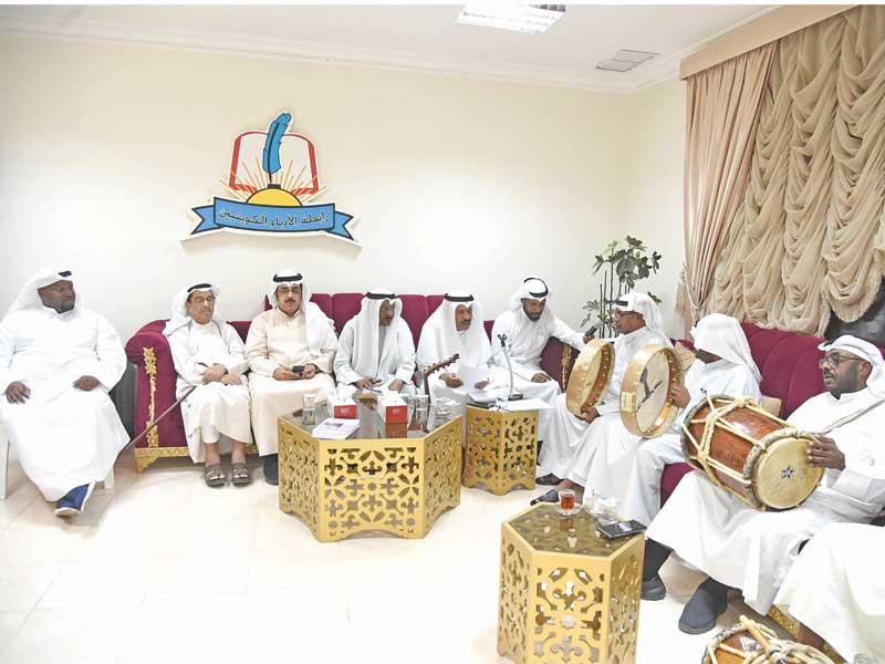 الموسيقار القدير غنام الديكان يتوسط الحضورn