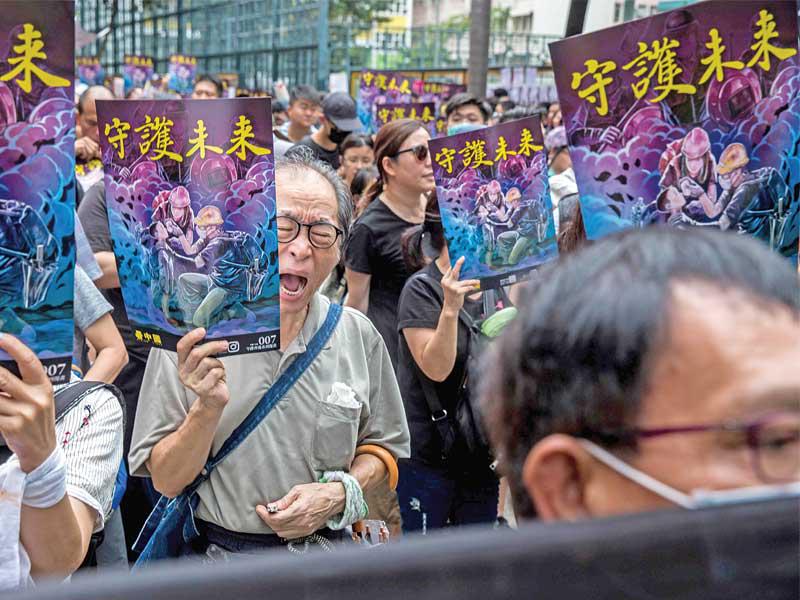 متظاهرون في ضاحية مونغكوك في هونغ كونغ احتجاجاً على عنف الشرطة أمس              (أ ف ب)