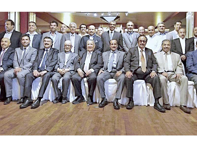 علي الغانم والجارالله والسليمان يتوسطون المشاركين في الحفل