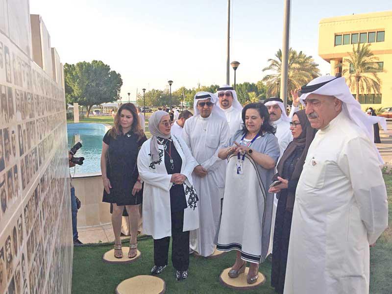 اليوسف وفاطمة الامير خلال افتتاح الجدارية