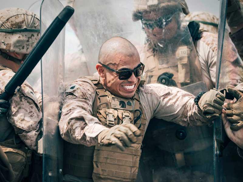 عناصر من المارينز على متن البارجة «بي مورتا» خلال تدريبات على مكافحة الشغب أمس الأول (سنتكوم)