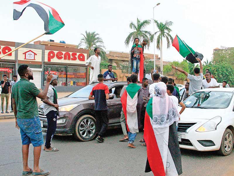  سودانيون يحتفلون بالاتّفاق حول الإعلان الدستوري في الخرطوم أمس      (أ ف ب)