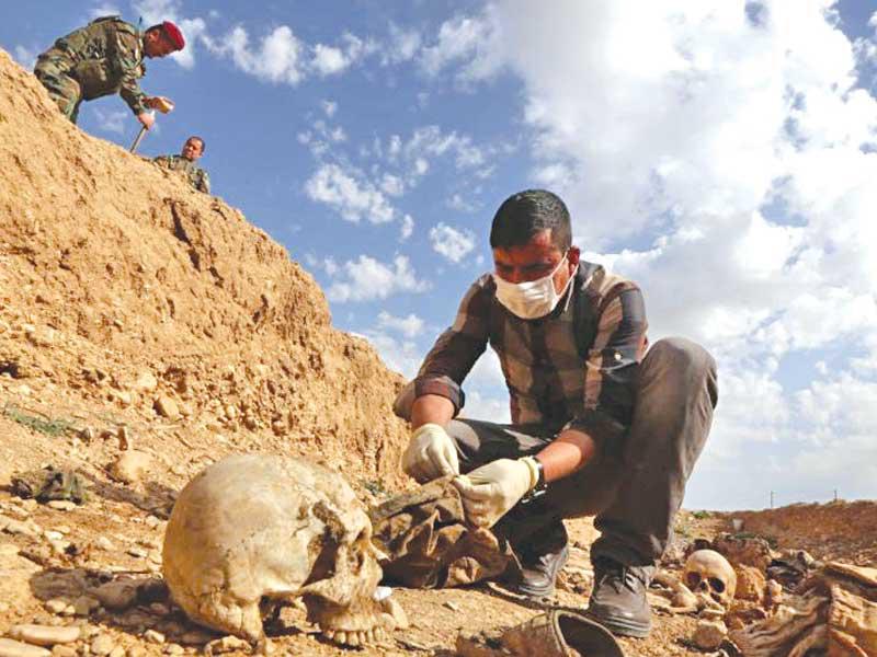 جانب من عملية فحص الرفات