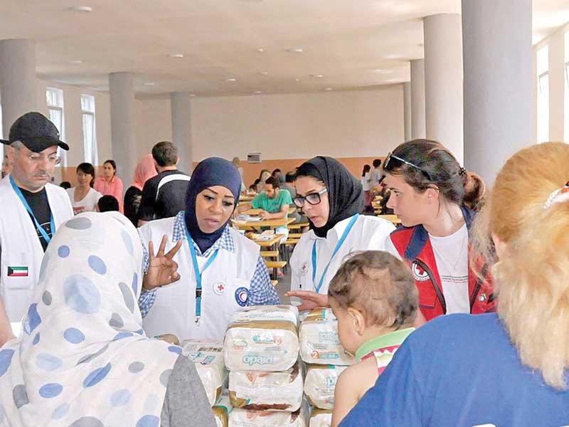 جانب من توزيع المساعدات على اللاجئين 