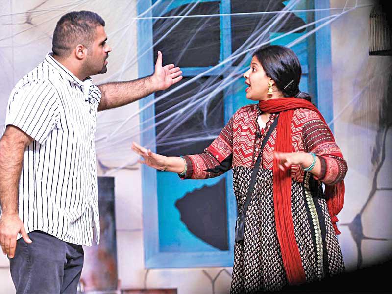 الفنان محمد عاشور مع الفنانة لولوة الملا في مشهد من «ليلة زفته»n