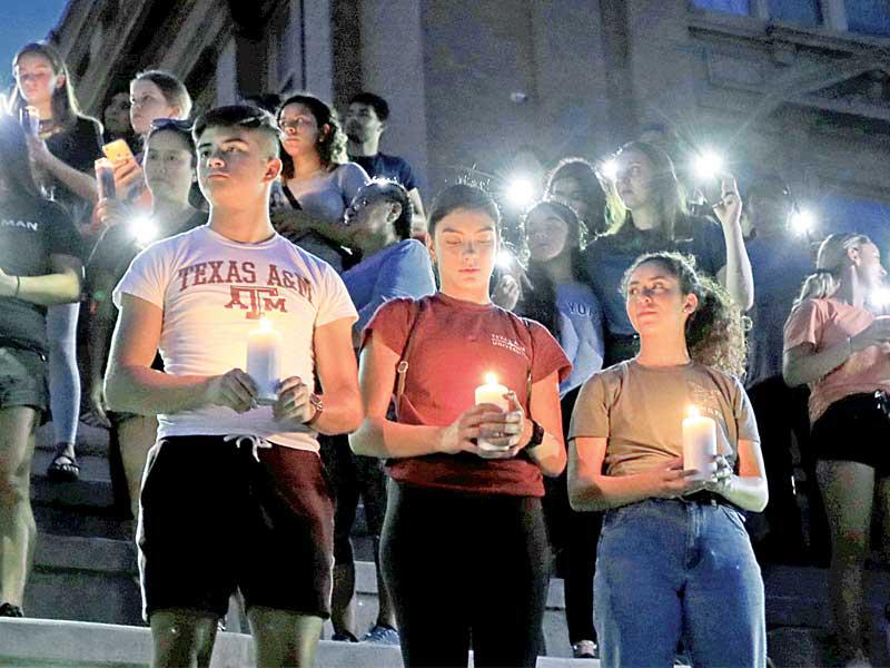 أميركيون يحملون هواتفهم النقالة وشموعاً مضاءة تضامناً مع ضحايا الهجوم في إل باسو مساء أمس الأول (رويترز)