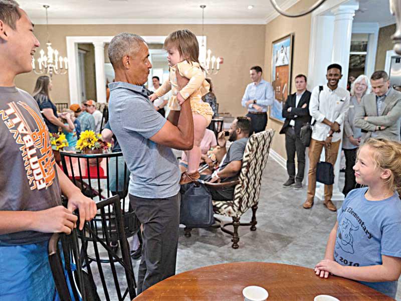 احتفل أمس، الرئيس الرابع والأربعون للولايات المتحدة باراك أوباما، بعيد ميلاده الـ58.nوكانت زوجة الرئيس السابق ميشيل أوباما قالت قبل أيام في مقابلة مع مجلة «ناشيونال» إن فرص ترشحها للانتخابات الرئاسية يوماً ما هي صفر، وذلك رداً على سؤال عن تصاعد المطالبات للسيدة الاولى السابقة بدخول السباق الرئاسي.nوفي الصورة، أوباما حاملاً طفلة خلال زيارته لمقر تجمع مصابي الحرب من العسكريين وعائلاتهم في الأول من الشهر الجاري.n(تويتر)