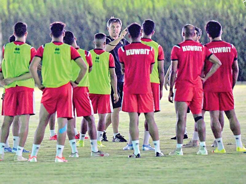 جوزاك يوجه اللاعبين